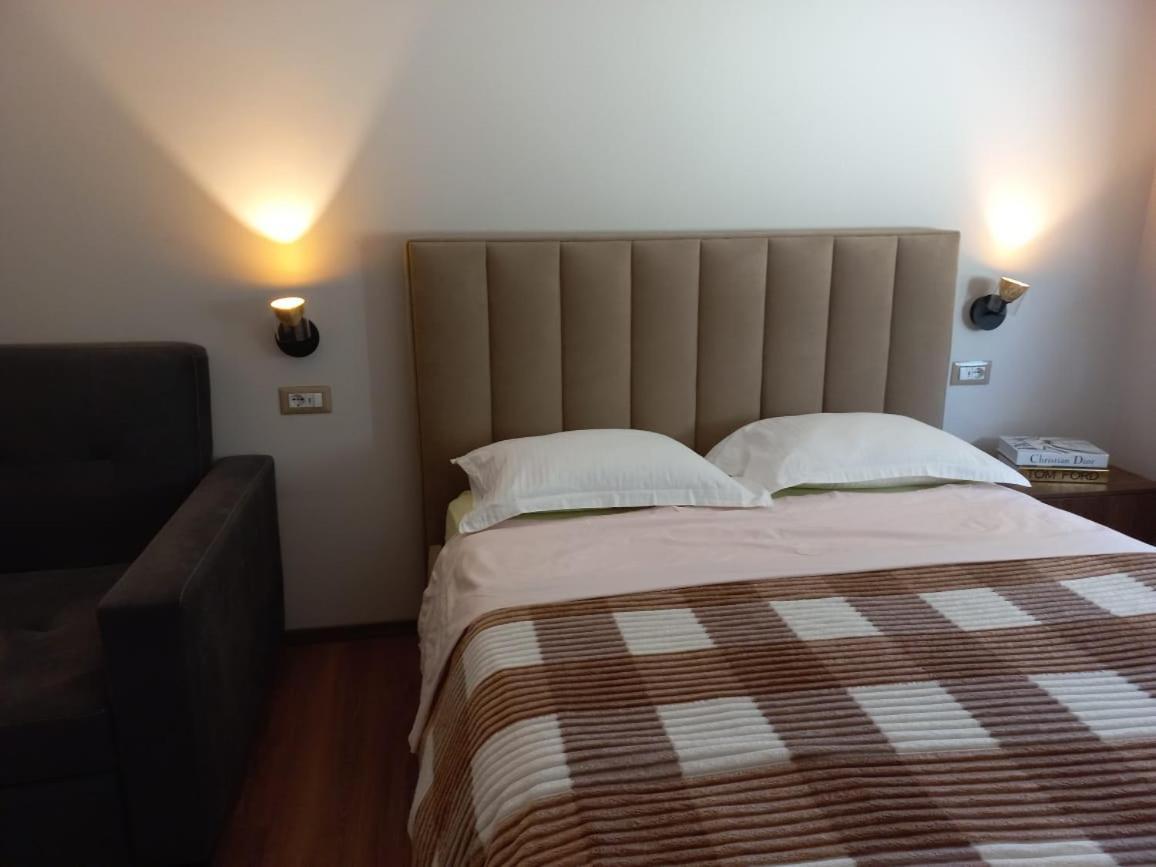 Penthouse Rooms & Aparts Tiranë Eksteriør bilde